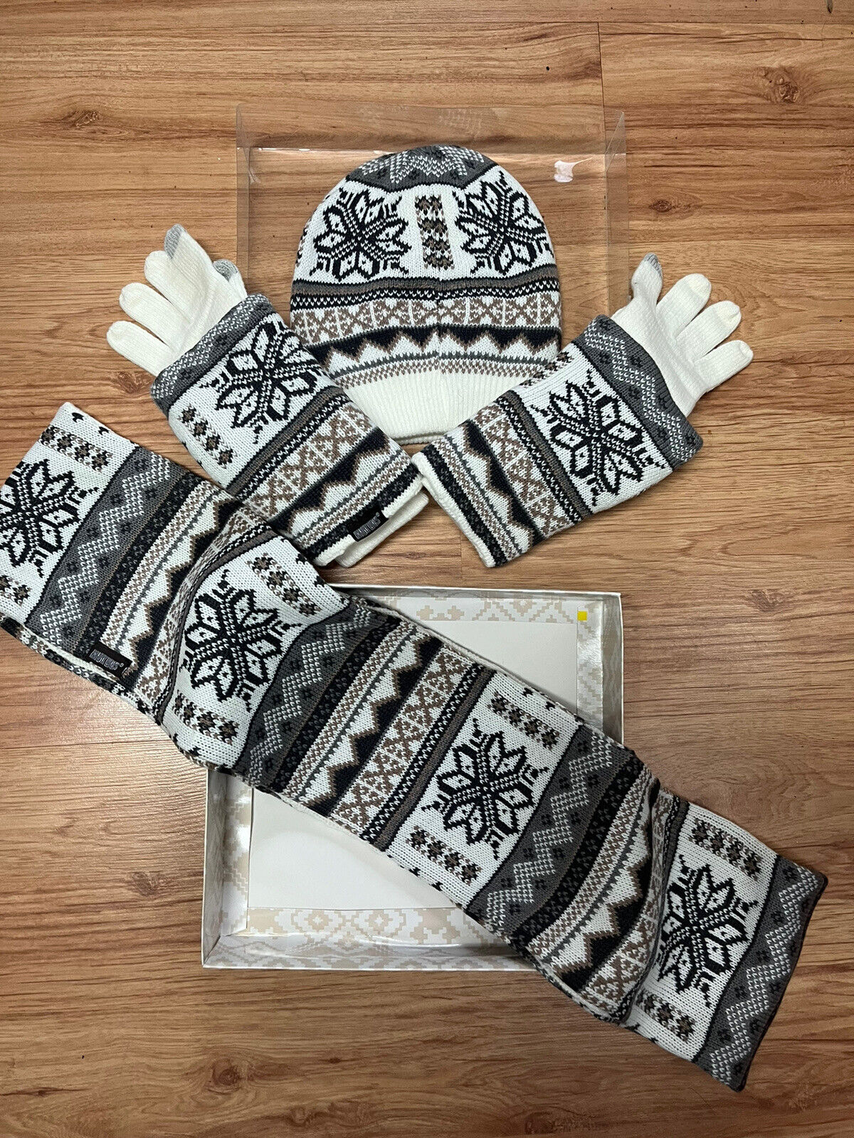 Muk Luks Womens Gift Set Gloves Beanie Hat Eternity Scarf Reversible Accessories